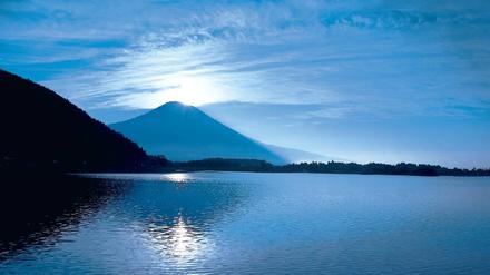 Land der aufgehenden Sonne. Morgenstimmung am Fuji. Foto: Imago