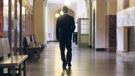 Auf freiem Fuß. Kommt ein Sexualstraftäter mit einer Bewährungsstrafe davon, gibt es oft öffentliche Empörung. So auch im Fall des ehemaligen Parkeisenbahners Daniel P., der wegen sexuellen Missbrauchs in 47 Fällen verurteilt wurde.