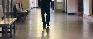 Auf freiem Fuß. Kommt ein Sexualstraftäter mit einer Bewährungsstrafe davon, gibt es oft öffentliche Empörung. So auch im Fall des ehemaligen Parkeisenbahners Daniel P., der wegen sexuellen Missbrauchs in 47 Fällen verurteilt wurde.