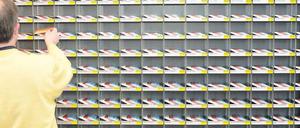 Im Kasten. Im Bundestag werden Stimmkarten für die Abgeordneten sortiert. Die haben gerade über die Euro-Rettung abgestimmt – und schon das nächste Problem.