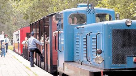 Bitte zurückbleiben! Mit ordentlichen Uniformen ausgestattet spielen Kinder und Jugendliche in der Wuhlheide Eisenbahn, sie befördern pro Jahr rund 60 0000 Besucher. Foto: Manja Elsässer, Imago