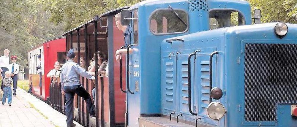 Bitte zurückbleiben! Mit ordentlichen Uniformen ausgestattet spielen Kinder und Jugendliche in der Wuhlheide Eisenbahn, sie befördern pro Jahr rund 60 0000 Besucher. Foto: Manja Elsässer, Imago