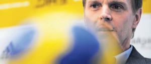 Martin Heuberger, 47, ist seit dem 1. Juli Handball-Bundestrainer. Heute gibt der Nachfolger von Heiner Brand beim Supercup in der Berliner Max-Schmeling-Halle gegen Dänemark (18.30 Uhr, live bei Sport1) sein Debüt mit der Nationalmannschaft. Foto: dapd