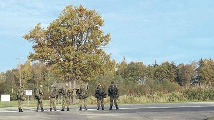 Marschbefehl. Seit 1965 war das Lazarettregiment 11, hier Soldaten vor der Kaserne Stapelhorst, in Seeth stationiert. Viele Bürger bangen nun um ihre Existenz und um die Zukunft der gesamten Gemeinde. Foto: Tim Riediger/dadp