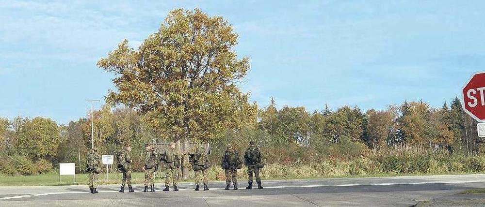 Marschbefehl. Seit 1965 war das Lazarettregiment 11, hier Soldaten vor der Kaserne Stapelhorst, in Seeth stationiert. Viele Bürger bangen nun um ihre Existenz und um die Zukunft der gesamten Gemeinde. Foto: Tim Riediger/dadp