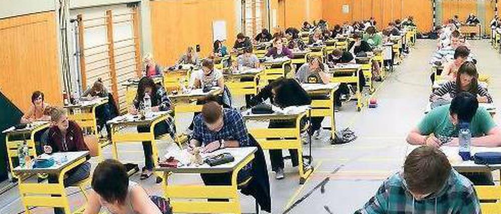Im Test. Die bundesweiten Prüfungen sollen pro Fach 90 Minuten dauern. Foto: dpa