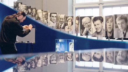 Angesicht zu Angesicht. Am heutigen Donnerstag öffnet die neue Dauerausstellung im Potsdamer Filmmuseum. Stars trifft man dort auf Schritt und Tritt. 