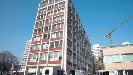 Zwangsräumung. Alle Mitarbeiter im Teles-Hochhaus am Ernst-Reuter-Platz mussten am Montag ihren Arbeitsplatz verlassen. Die Polizei durchsuchte sicherheitshalber sämtliche Räume. Foto: Günter Peters