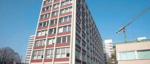 Zwangsräumung. Alle Mitarbeiter im Teles-Hochhaus am Ernst-Reuter-Platz mussten am Montag ihren Arbeitsplatz verlassen. Die Polizei durchsuchte sicherheitshalber sämtliche Räume. Foto: Günter Peters