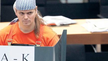 Bedecke dein Haupt. Claus-Brunner will sein Kopftuch so lange tragen, bis in Nahost Frieden herrscht.