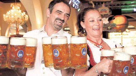 Potenzial nach oben. Sechs Maßkrüge sind schon mal nicht schlecht. Allerdings gibt es Kellner auf dem Münchner Oktoberfest, die sogar 15 Gläser stemmen.
