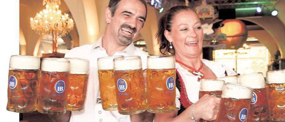Potenzial nach oben. Sechs Maßkrüge sind schon mal nicht schlecht. Allerdings gibt es Kellner auf dem Münchner Oktoberfest, die sogar 15 Gläser stemmen.
