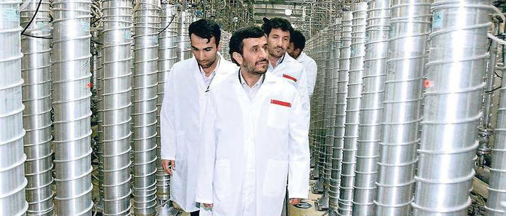 Der bisher bekannte Teil des iranischen Atomprogramms: die Anlage zur Anreicherung von Uran in Natans, hier 2008 bei einem Besuch von Präsident Ahmadinedschad.