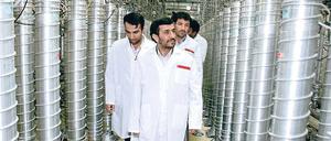 Der bisher bekannte Teil des iranischen Atomprogramms: die Anlage zur Anreicherung von Uran in Natans, hier 2008 bei einem Besuch von Präsident Ahmadinedschad.