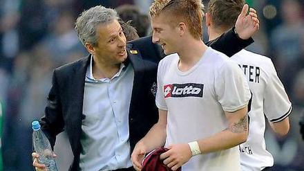 Marco Reus (r.), mit zwei Toren der entscheidende Gladbacher Spieler gegen Hannover, gemeinsam mit Erfolgstrainer Lucien Favre (l.).