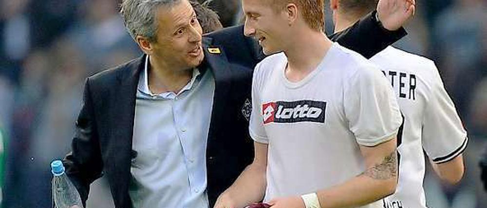 Marco Reus (r.), mit zwei Toren der entscheidende Gladbacher Spieler gegen Hannover, gemeinsam mit Erfolgstrainer Lucien Favre (l.).