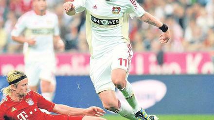 Sie machen das Spiel. Anatoli Timoschtschuk (links) lässt den Gegner nicht ins Spiel kommen, Toni Kroos denkt meist schneller als die anderen. Fotos: dpa