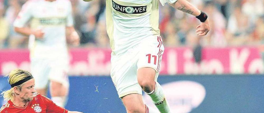 Sie machen das Spiel. Anatoli Timoschtschuk (links) lässt den Gegner nicht ins Spiel kommen, Toni Kroos denkt meist schneller als die anderen. Fotos: dpa