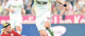 Sie machen das Spiel. Anatoli Timoschtschuk (links) lässt den Gegner nicht ins Spiel kommen, Toni Kroos denkt meist schneller als die anderen. Fotos: dpa