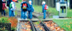 Missbrauchsaffäre an der Parkeisenbahn. Zwei Mitarbeiter der Jugendfreizeiteinrichtung in der Wuhlheide wurden bereits wegen sexueller Übergriffe auf Kinder verurteilt, gegen sieben weitere Männer laufen Ermittlungen. 