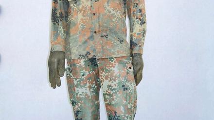 Ein neues Phantombild der Polizei im Fall des Anschlags auf die Familie Pepper zeigt am Montag (07.11.11) in Bad Saarow eine Puppe, die einen Flecktarnanzug, Kampfstiefel und Handschuhe der Bundeswehr trägt. Eine erneute Suchmaßnahme, die nach weiteren Zeugenaussagen notwendig geworden, läuft bereits seit dem 04.November 2011 auf dem Gelände des ehemaligen Pionierlagers Lilo Herrmann. Am 02. Oktober 2011 sollen von dort Schüsse auf die Tochter des Immobilienmillionärs Christian Pepper abgegeben worden sein. 