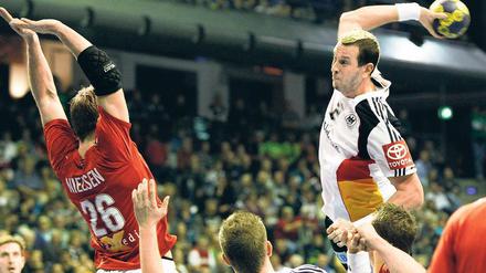 Voller Einsatz vor halbleeren Rängen. Pascal Hens und Teamkollegen spielten in der Schmeling-Halle vor enttäuschender Kulisse. Foto: dpa