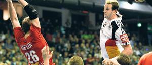 Voller Einsatz vor halbleeren Rängen. Pascal Hens und Teamkollegen spielten in der Schmeling-Halle vor enttäuschender Kulisse. Foto: dpa