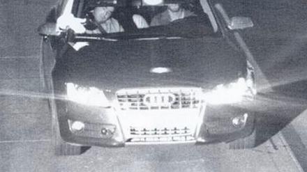 Mit diesem Blitzerfoto fahndet die Polizei nach den mutmaßlichen Juwelierräubern.