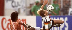 Hart zur Sache: Jürgen Klinsmann (rechts) wird von Frank Rijkaard im EM-Halbfinale 1988 unfair gebremst.
