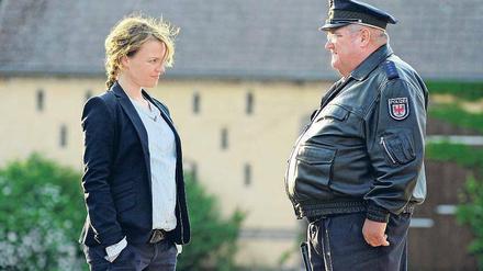 Die Arbeitsteilung zwischen Hauptkommissarin Olga Lenski (Maria Simon) und dem Polizeihauptmeister (Horst Krause) ist unstrittig. Das hält Krause nicht davon ab, gewisse väterliche Züge für die schwangere Ermittlerin an den Tag zu legen. Foto: RBB