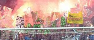 Ultras in ihrem Element. Die Vereinsführung von Hannover 96 will gegen das Abbrennen von Bengalos vorgehen. Foto: dpa