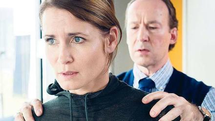 Als hysterisch wird Carola Weber (Anja Kling) von Chefarzt Limberg (Ulrich Noethen) abgestempelt, als sie in ihm ihren Peiniger aus dem Gefängnis erkennt. Foto: SWR