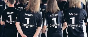 Trennungsschmerz. Solon-Mitarbeiter aus der Produktion in Berlin-Adlershof im Sommer. 70 von ihnen mussten seither gehen.Foto: Reuters