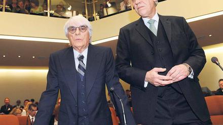 Freimütig gesprochen. Bernie Ecclestone (l.) mit seinem Anwalt bei seiner Aussage in München Foto: dpa