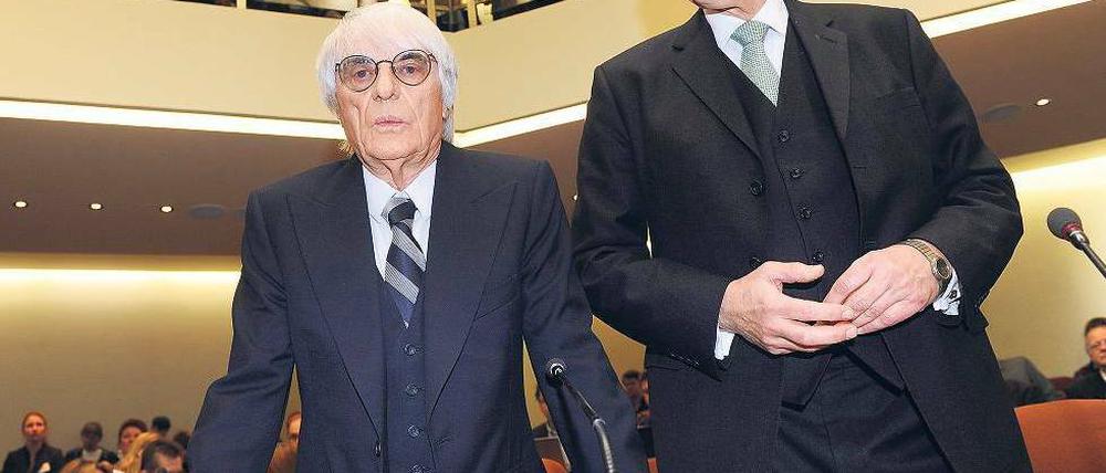Freimütig gesprochen. Bernie Ecclestone (l.) mit seinem Anwalt bei seiner Aussage in München Foto: dpa