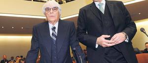 Freimütig gesprochen. Bernie Ecclestone (l.) mit seinem Anwalt bei seiner Aussage in München Foto: dpa