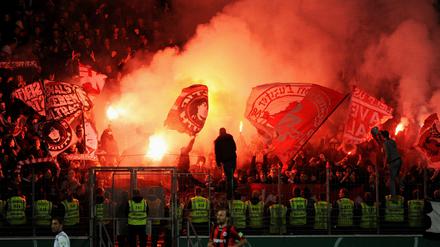 Es raucht. Auch Pyrotechnik ist ein Dauerthema. 