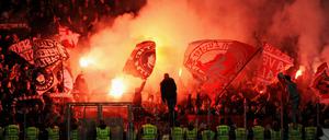 Es raucht. Auch Pyrotechnik ist ein Dauerthema.