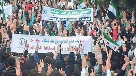 Die Opposition. Oberst Riad al Asaad kommandiert „seine Truppe“ aus der Türkei. Während andere desertierte Offiziere im Internet versprechen, nicht auf Landsleute zu schießen, geht der Protest auf der Straße wie hier in Homs weiter. 