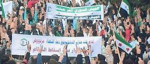 Die Opposition. Oberst Riad al Asaad kommandiert „seine Truppe“ aus der Türkei. Während andere desertierte Offiziere im Internet versprechen, nicht auf Landsleute zu schießen, geht der Protest auf der Straße wie hier in Homs weiter. 