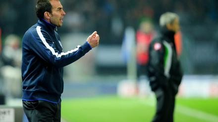 Warten auf das Signal des Trainers. Markus Babbel.