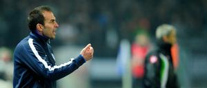 Warten auf das Signal des Trainers. Markus Babbel.