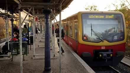 Bauarbeiten am S-Bahnhof Yorckstraße. Aber das wäre noch erträglich für die Fahrgäste, wenn die Züge pünktlich kommen würden.