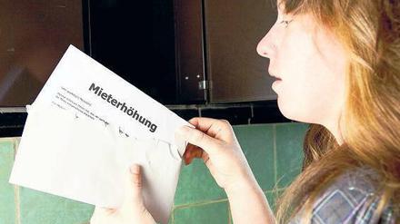 Unbegründete Sorge. Nach einem Eigentümerwechsel befürchten viele Bewohner steigende Mieten oder sogar die Kündigung ihres Vertrags. Doch für beides gelten strenge gesetzliche Bestimmungen – sie schützen die Mieter.Foto: dpa-tmn