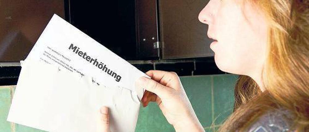 Unbegründete Sorge. Nach einem Eigentümerwechsel befürchten viele Bewohner steigende Mieten oder sogar die Kündigung ihres Vertrags. Doch für beides gelten strenge gesetzliche Bestimmungen – sie schützen die Mieter.Foto: dpa-tmn