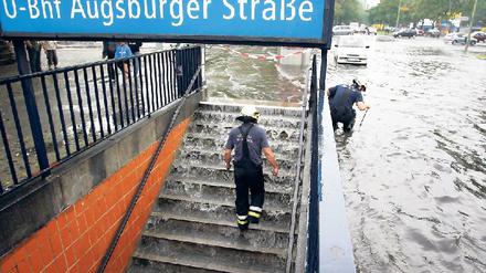 Flut und Regen. Bilder wie dieses wird es künftig wohl öfter geben: Nach einem Sommergewitter rauschen die Wassermassen in einen U-Bahnhof in der City West. Weil sich Wetterextreme schon jetzt häufen, muss die Infrastruktur der Stadt angepasst werden: Mal müssen Regenfluten schnell abfließen, mal wochenlange Trockenperioden überbrückt werden. Foto: dpa