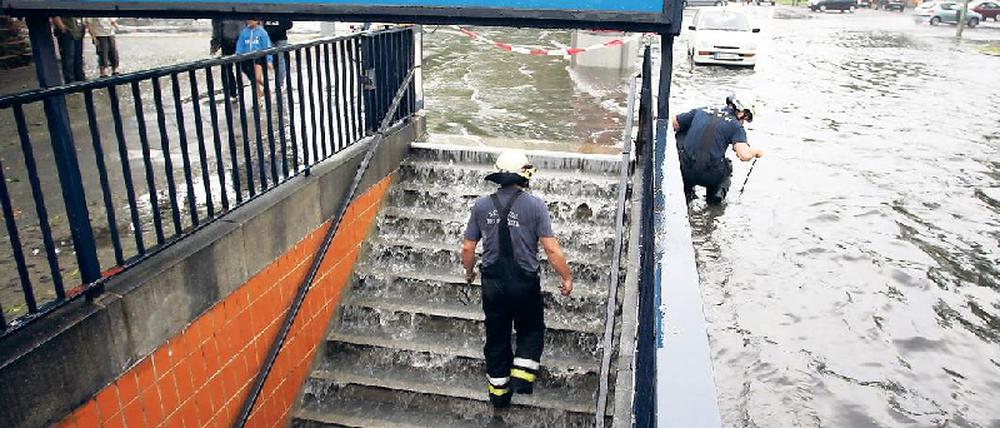 Flut und Regen. Bilder wie dieses wird es künftig wohl öfter geben: Nach einem Sommergewitter rauschen die Wassermassen in einen U-Bahnhof in der City West. Weil sich Wetterextreme schon jetzt häufen, muss die Infrastruktur der Stadt angepasst werden: Mal müssen Regenfluten schnell abfließen, mal wochenlange Trockenperioden überbrückt werden. Foto: dpa