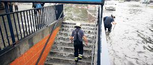 Flut und Regen. Bilder wie dieses wird es künftig wohl öfter geben: Nach einem Sommergewitter rauschen die Wassermassen in einen U-Bahnhof in der City West. Weil sich Wetterextreme schon jetzt häufen, muss die Infrastruktur der Stadt angepasst werden: Mal müssen Regenfluten schnell abfließen, mal wochenlange Trockenperioden überbrückt werden. Foto: dpa