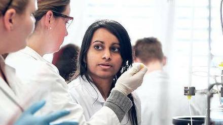 Schulter an Schulter. Der Elitewettbewerb will die Unis enger mit außeruniversitären Instituten zusammenbringen. Das wird in Berlin komplizierter werden.