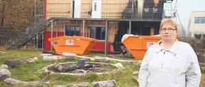 Am Morgen nach dem Feuer. Seit Juni – als es das erste Mal brannte – wird am Haus der Falken gearbeitet. Eigentlich wollte Falken-Sprecherin Mirjam Blumenthal das Jugendzentrum in Britz in einem Monat öffnen. Foto: Björn Kietzmann